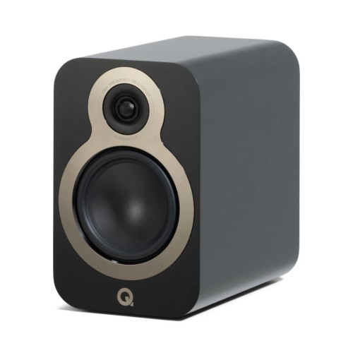 Q ACOUSTICS 3030C – PASYVI LENTYNINĖ KOLONĖLĖ. GALIA (REKOMENDUOJAMA STIPRINTUVUI): 25-90 W, JAUTRUMAS (SENSITIVITY): 86,5-87 DB / 1 M / 2,83 V. KAINA UŽ 2VNT. 
