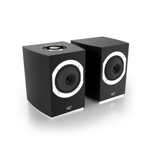 CABASSE RIALTO, AKTYVIOS HI-FI GARSO KOLONĖLĖS SU INTEGRUOTU TINKLO GROTUVU, DAŽNIŲ JUOSTA:  30 HZ – 27 KHZ, STIPRINTUVŲ GALIA: 2 X 300W AUKŠTŲ DAŽNIŲ GARSIAKALBIAMS; 2 X 300W VIDUTINIŲ DAŽNIŲ GARSIAKALBIAMS; 2 X 450W ŽEMŲ DAŽNIŲ GARSIAKALBIAMS. 