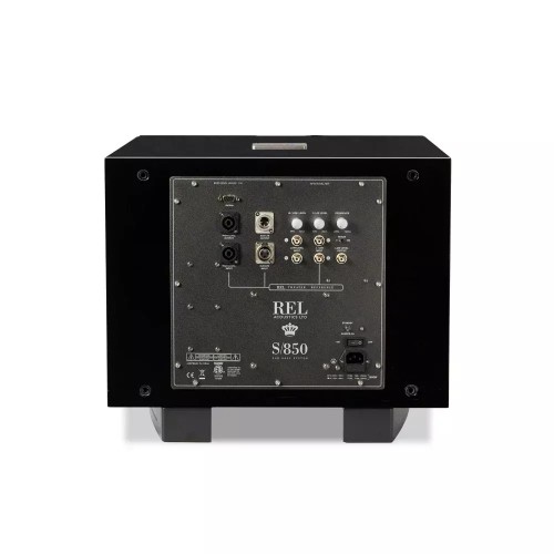 REL S/850 BOSINĖ KOLONĖLĖ, 800 W GALIA, DAŽNIŲ DIAPAZONAS IKI 19 HZ, 15″ AKTYVUS GARSIAKALBIS SU 12″ PASYVIU RADIATORIUMI 