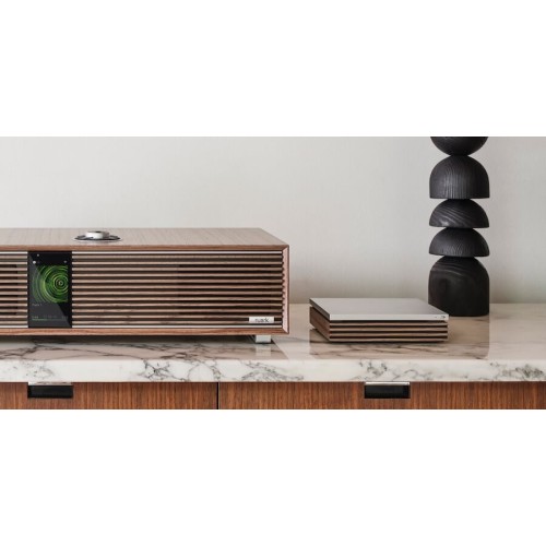 RUARK R‑CD100 – KOMPAKTIŠKAS CD GROTUVAS, SUKURTAS SKLANDŽIAI CD ATKLAUSAI INTEGRUOJANT Į RUARK 100 SERIJOS MUZIKOS SISTEMAS 