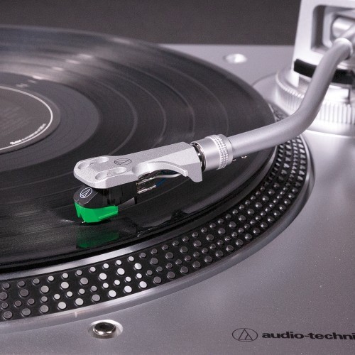 AUDIO-TECHNICA AT-LP120XUSB PATEFONAS   PROFESIONALUS DIRECT-DRIVE PLOKŠTELIŲ GROTUVAS 3 GREIČIAI 33-1/3 RPM, 45 RPM, 78 RPM DC MOTORAS INTEGRUOTAS FONOKOREKTORIUS 