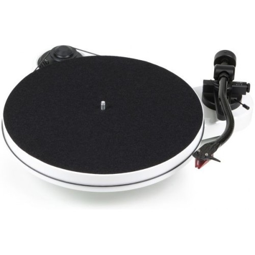 PRO-JECT RPM 1 CARBON PATEFONAS GALIMI GREIČIO VARIANTAI 33, 45 APS/MIN SU MECHANINIU GREIČIŲ KEITIKLIU, DIRŽINĖ PAVARA 