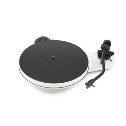 PRO-JECT RPM 3 CARBON PATEFONAS SU 2M SILVER KARTRIDŽU GALIMI GREIČIO VARIANTAI 33, 44 APS/MIN SU MECHANINIU GREIČIO REGULIATORIUMI, DIRŽINĖ PAVARA 