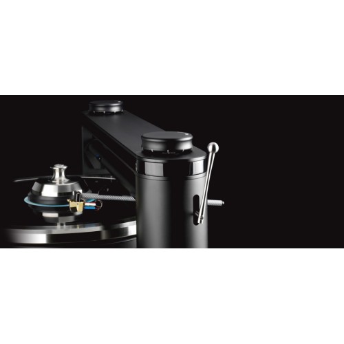 CLEARAUDIO MASTER INNOVATION – TAI AUKŠČIAUSIOS KLASĖS PATEFONAS, SUKURTAS NEPRIEKAIŠTINGAM GARSO ATKŪRIMUI, SU KETURIŲ SLUOKSNIŲ KONSTRUKCIJA IŠ PANZERHOLZ IR ALIUMINIO, UŽTIKRINANČIA IŠSKIRTINĮ REZONANSŲ SLOPINIMĄ. 