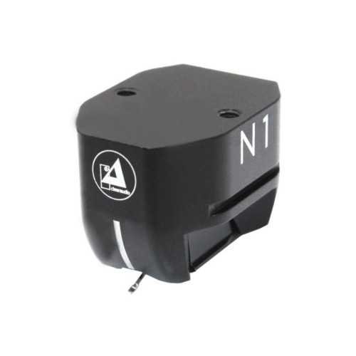 CLEARAUDIO N1 MOVING MAGNET CARTRIDGE – KOMPAKTIŠKAS, AUKŠTOS KOKYBĖS MM KARTRIDŽAS. DAŽNIŲ DIAPAZONAS: 20 HZ – 20 KHZ. IŠĖJIMO ĮTAMPA (1 KHZ, 5 CM/S): APIE 3,3 MV 