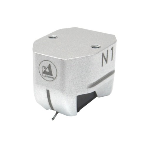 CLEARAUDIO N1 MOVING MAGNET CARTRIDGE – KOMPAKTIŠKAS, AUKŠTOS KOKYBĖS MM KARTRIDŽAS. DAŽNIŲ DIAPAZONAS: 20 HZ – 20 KHZ. IŠĖJIMO ĮTAMPA (1 KHZ, 5 CM/S): APIE 3,3 MV 