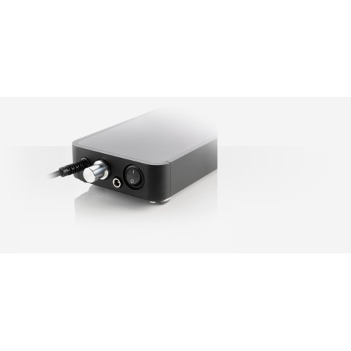 CLEARAUDIO SMART POWER 12V – AUKŠTOS KLASĖS MAITINIMO ŠALTINIS, SKIRTAS CONCEPT IR PERFORMANCE DC SERIJOS PATEFONAMS. BATERIJA: 12 V, 5000 MAH NIMH. MAITINIMAS: 100–240 V AC, 50–60 HZ, MAKS. 1,4 A. 