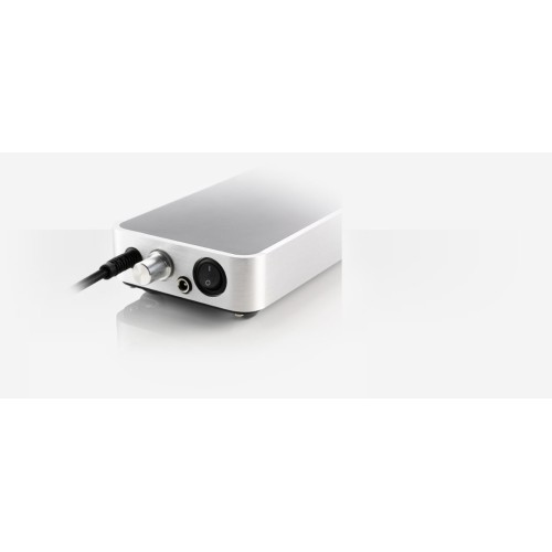 CLEARAUDIO SMART POWER 12V – AUKŠTOS KLASĖS MAITINIMO ŠALTINIS, SKIRTAS CONCEPT IR PERFORMANCE DC SERIJOS PATEFONAMS. BATERIJA: 12 V, 5000 MAH NIMH. MAITINIMAS: 100–240 V AC, 50–60 HZ, MAKS. 1,4 A. 