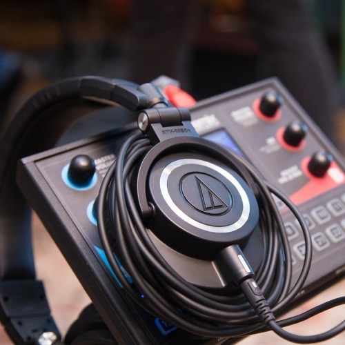 AUDIO TECHNICA ATH-M50X PROFESIONALIOS MONITORINĖS ON-EAR TIPO LAIDINĖS AUSINĖS DAŽNIŲ JUOSTA: 15 - 28,000 HZ, JAUTRUMAS 99 DB. VARŽA 38 OMAI 